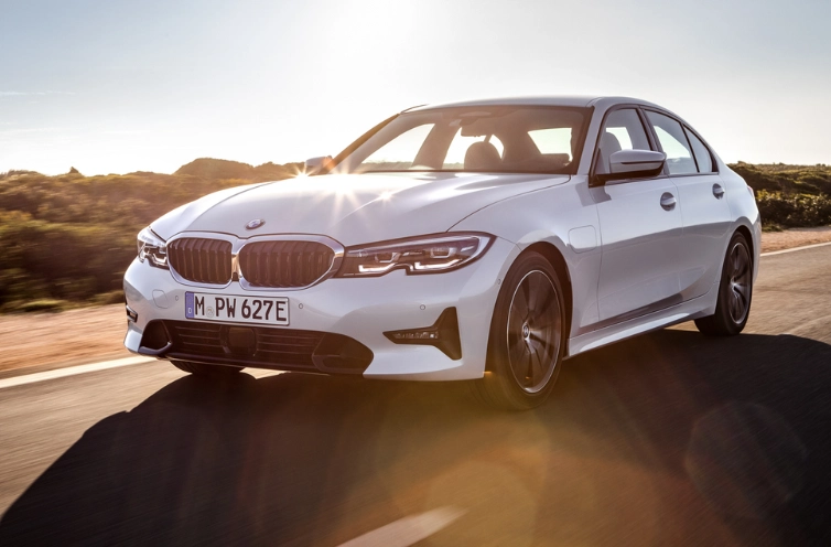 La carga de BMW 330e G20 4P