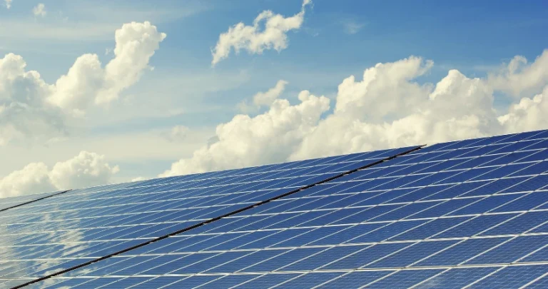 si tengo placas solares y se va la luz