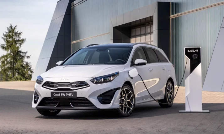 La carga Kia Ceed 1.6 PHEV Wagon