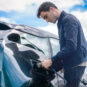 ¿Se puede cargar un coche eléctrico en un enchufe normal?